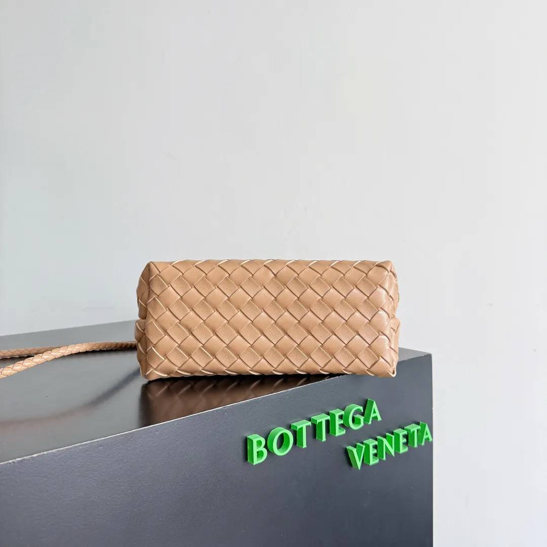The new Andiamo batch of 3060 BV is shipped‼ ️The classic intercciato weaving process is used to create a soft bag, the metal knot is made of micro-cast aluminum using jewelry technology🪢, and the decorative beads are made of metal and hand-polished oak, allowing you to jump repeatedly between elegance and fun💃, making it unpredictable. Classic and versatile, it shows off your temperament, and the bag has a large capacity, making it very convenient for daily commuting! It has a variety of carrying methods, the shoulder straps can be adjusted by yourself, the original lambskin feels soft and delicate, and the unisex style breaks gender boundaries and brings a more practical and long-lasting use experience. The Andiamo, which has both elegant and casual styles, perfectly interprets the "fashionable old money style". Style number: 743568+wood hardware Color: new light brown Size: 25*22*10.5cm